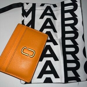 Marc Jacobs card holder. (Used) in GREAT condition. Comes with dust bag.